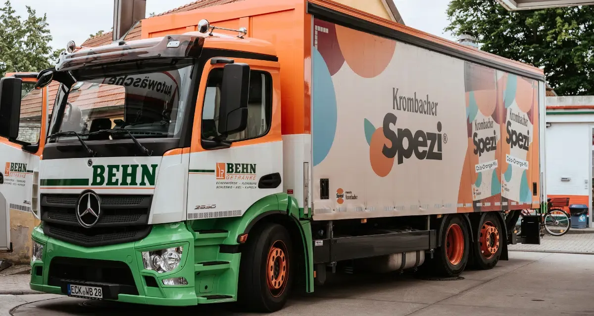 Ein%20Auslieferungs-LKW%20von%20BEHN%20Getr%E4nke%20mit%20Krombacher%20Spezi%20Werbebeschriftung%2C%20geparkt%20an%20einem%20Kundenstopp%20in%20Schleswig-Holstein.